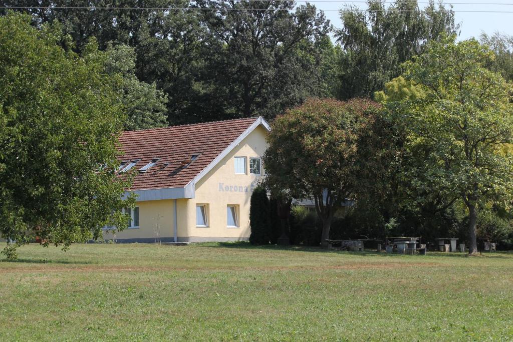 Korona Szallo Hotel Nagykanizsa Buitenkant foto